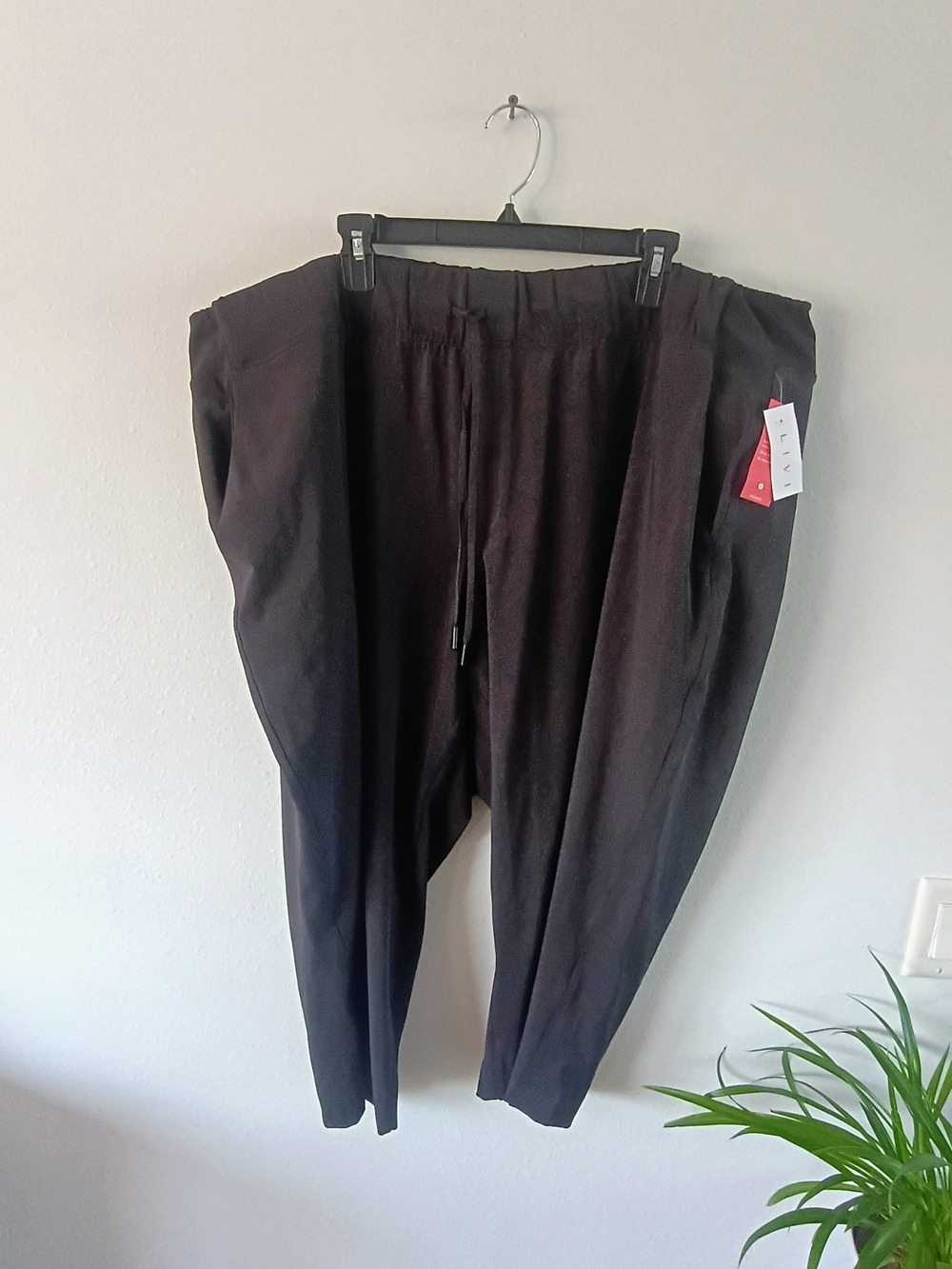 Lane Bryant LIVI 26/28 Black Wicking Active Capri Pants Pockets NWT Plus Size